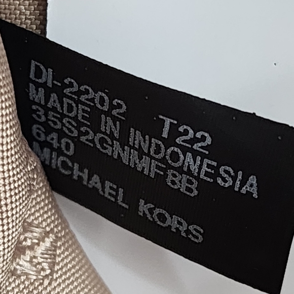 ⚠️LAST 1⚠️ Michael Kors Carmen Logo MD Bifold Wallet - Picture 4 of 6